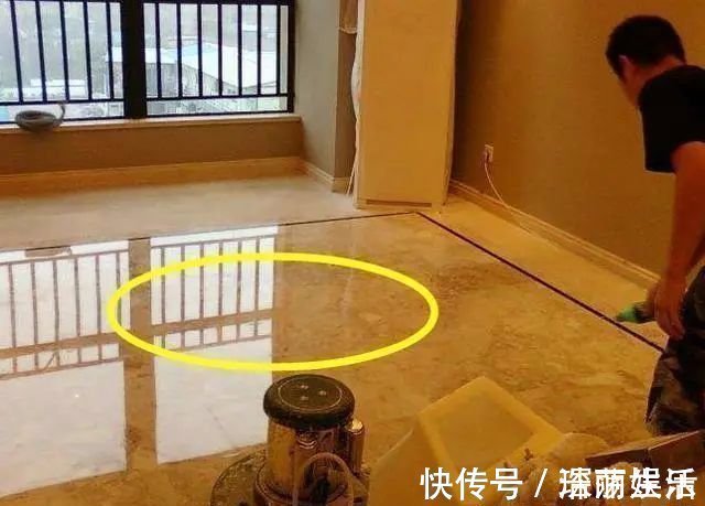 地面|越来越多人不铺瓷砖和木地板了,现在流行用它替代,好看还省钱