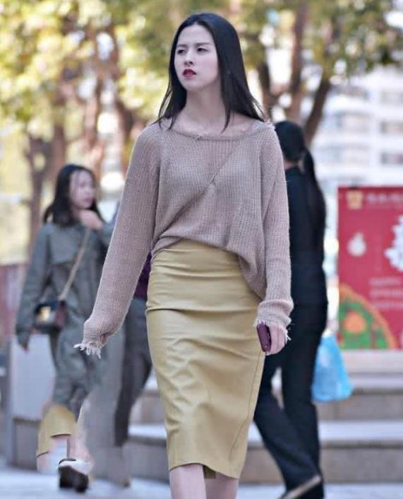 印花连衣裙 气质靓丽的美女,针织衫搭配黄色皮裙,清新减龄又显甜美