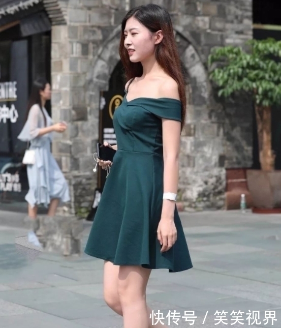 甜美可爱|街拍:美女穿搭时尚,笑容甜美可爱,给人一种浪漫的感觉