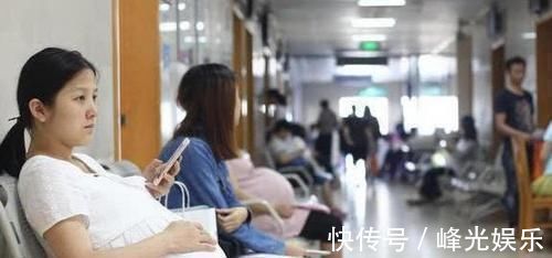 妈妈|“最有派头”宝宝出生后，第一件事是跟妈妈击掌：辛苦妈妈了
