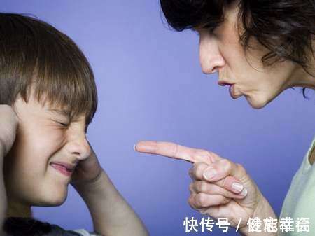 电视|两个孩子哭闹着抢电视看,妈妈随后的一句话,彻底伤了老大的心