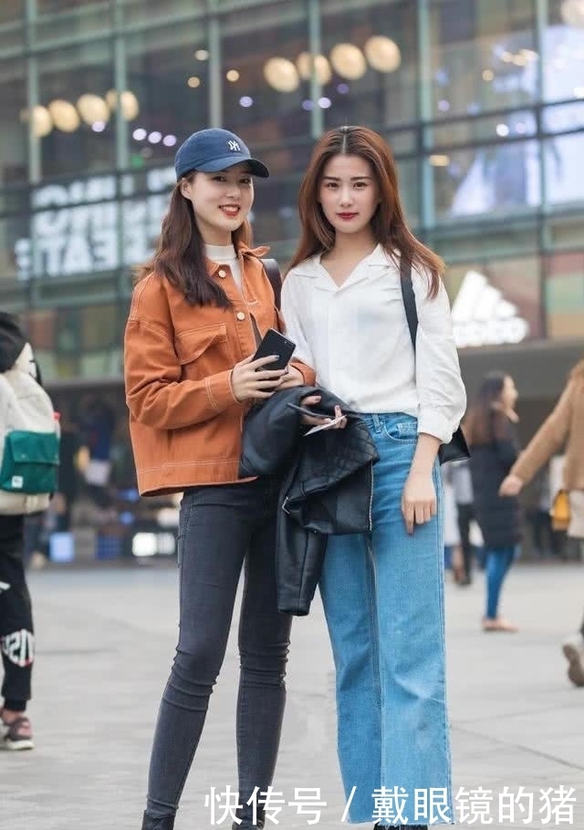 身材|紧身牛仔裤美女,简约时尚的搭配,轻松凸显出傲人身材