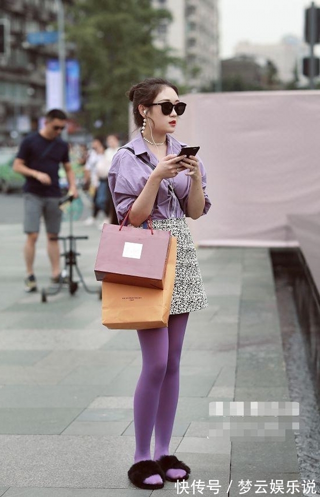 小蛮腰 姑娘黑色无袖背心凸显出纤细的腰身,凸显知性优雅