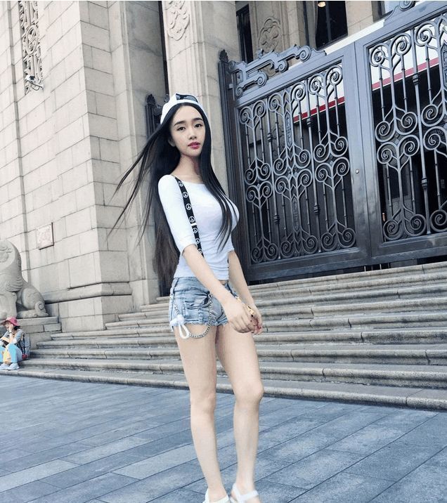 街拍:惹人心动的气质美女,身材高挑,靓丽大气