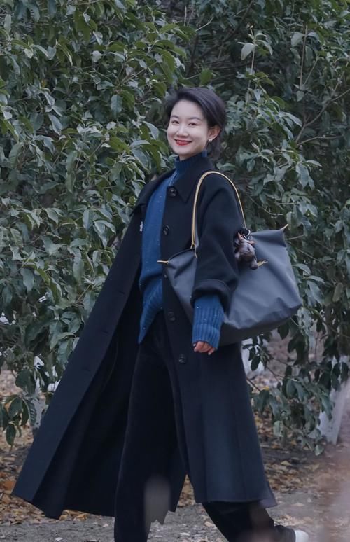 不会配色服装再贵也白搭！试试简单的“两色搭配法”，时尚又百搭