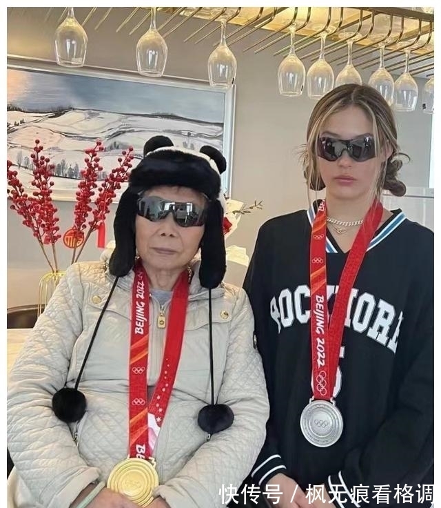 祖孙|谷爱凌为奶奶戴奥运金牌,自己晒银牌,祖孙戴墨镜对视,酷劲十足