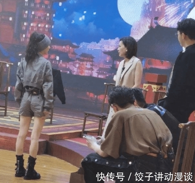 路透社|杨幂录新综艺被拍，衣服造型太酷了，无美颜下的腿围真是让人傻眼