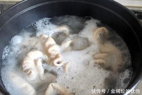 大厨|清洗猪大肠,不加盐不用醋,大厨教我1招,轻松去腥臭,无异味