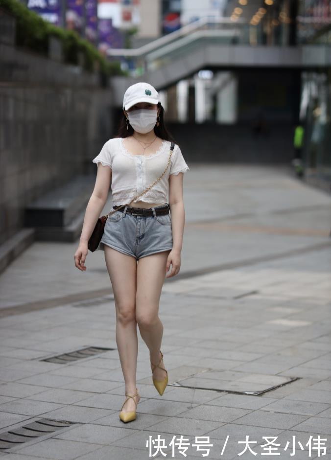 肚子|美女街拍:这个太好看了,虽然肚子有点肉肉的,但是旁边的女朋友还很嫉妒她