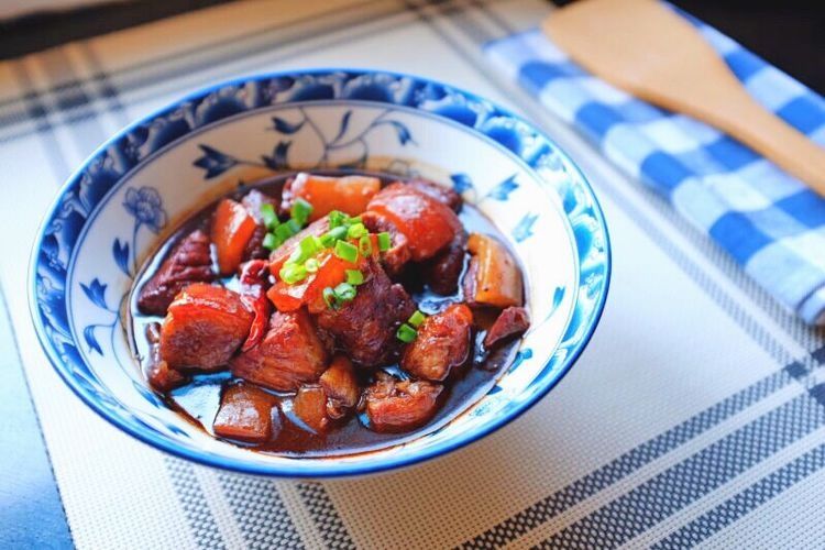 2斤猪肉加上2块腐乳，做一份香糯诱人的腐乳红烧肉，软烂解馋