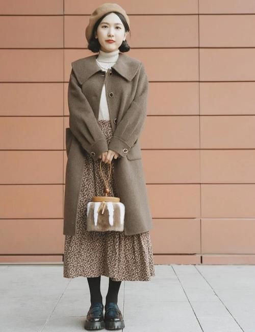 入春后，穿大衣少配裤装，今年流行搭这几款“半身长裙”，很优雅