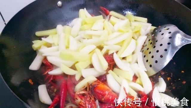 老师傅剥虾的“小技巧”,1分钟看会,从此剥虾不费劲,1秒一个