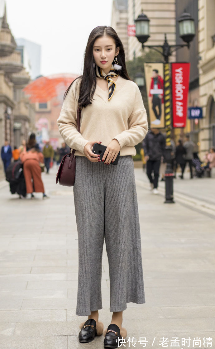 帅气|武汉街拍,米色毛衣 灰色阔腿裤,帅气又时髦!