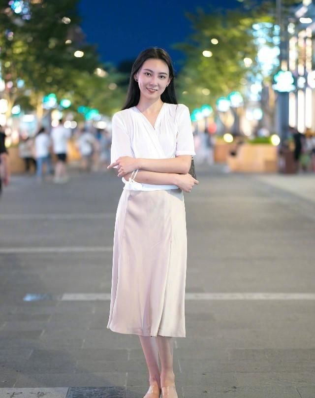 搭配|谁说小个子不能穿长裙？只要掌握这4个搭配技巧，显高又时髦