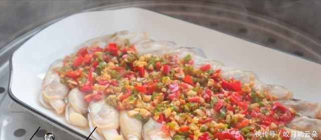 12块钱买500克蛏子,简单一蒸5分钟就上桌,肉质鲜美,吃着很过瘾