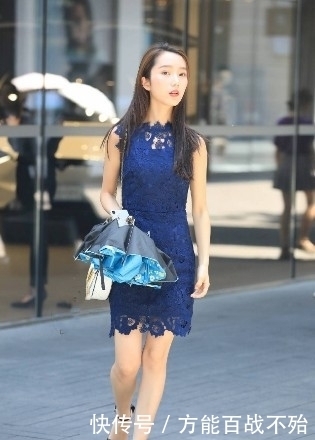 气质|路人街拍,小姐姐搭配时尚的黑色连衣裙,休闲又不失气质