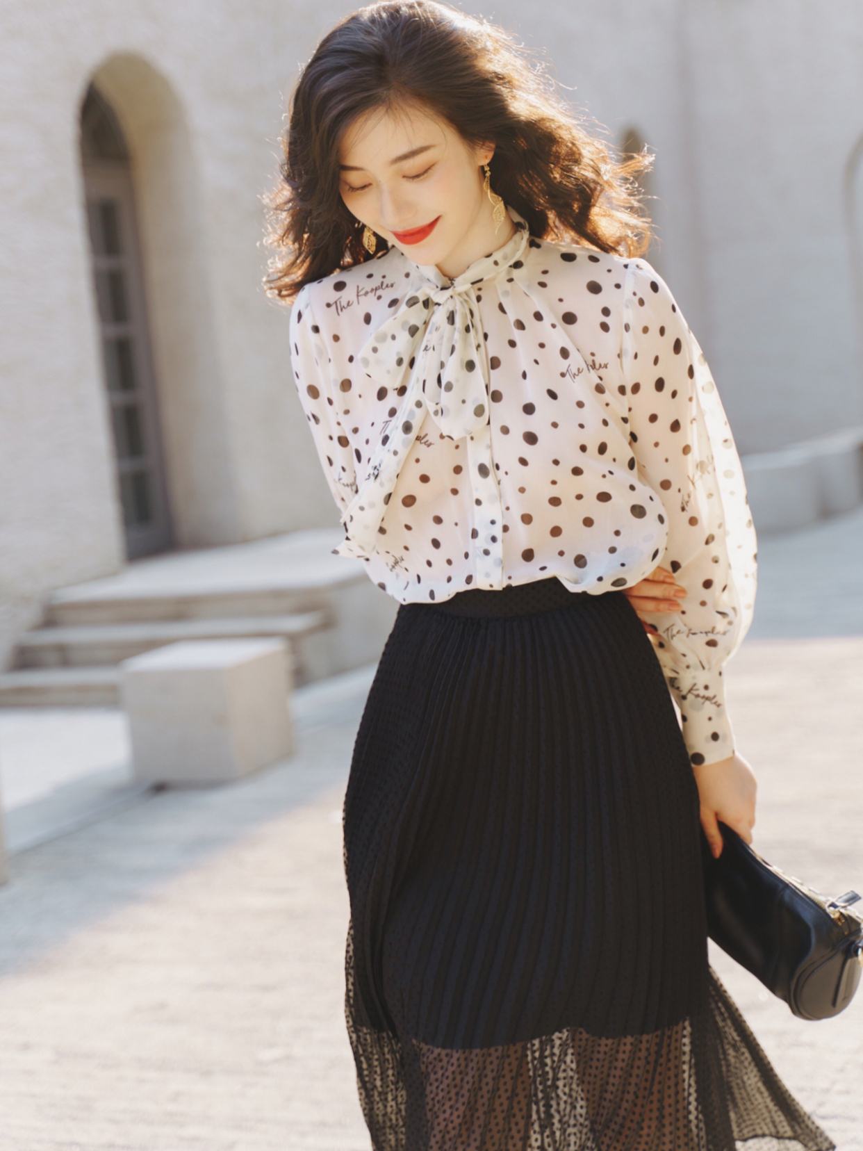 搭配|夏季,女神博主这样穿很高级,衬衫搭配半身裙简约利落,清爽减龄