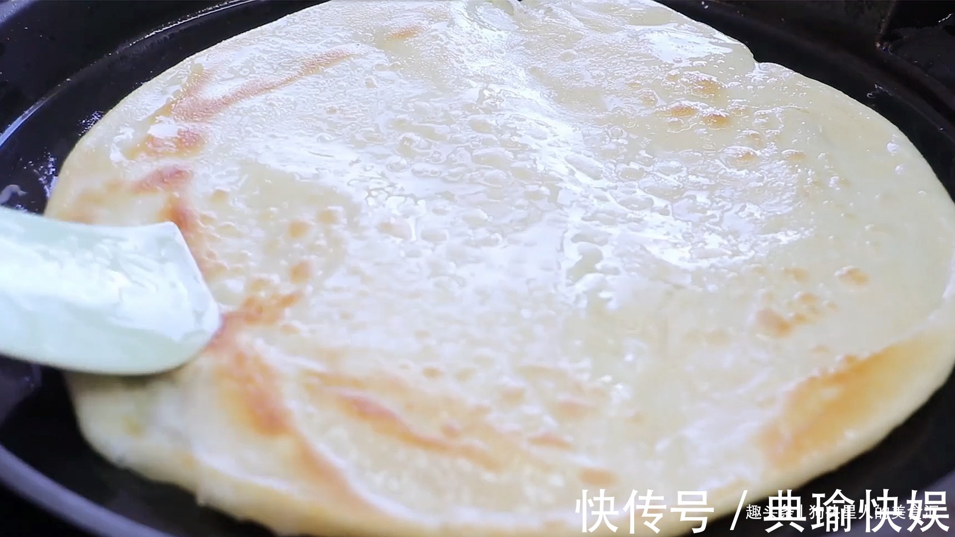油酥|烙饼时,不要直接烙,多加这两步,饼柔软又起层,3分钟就能出锅