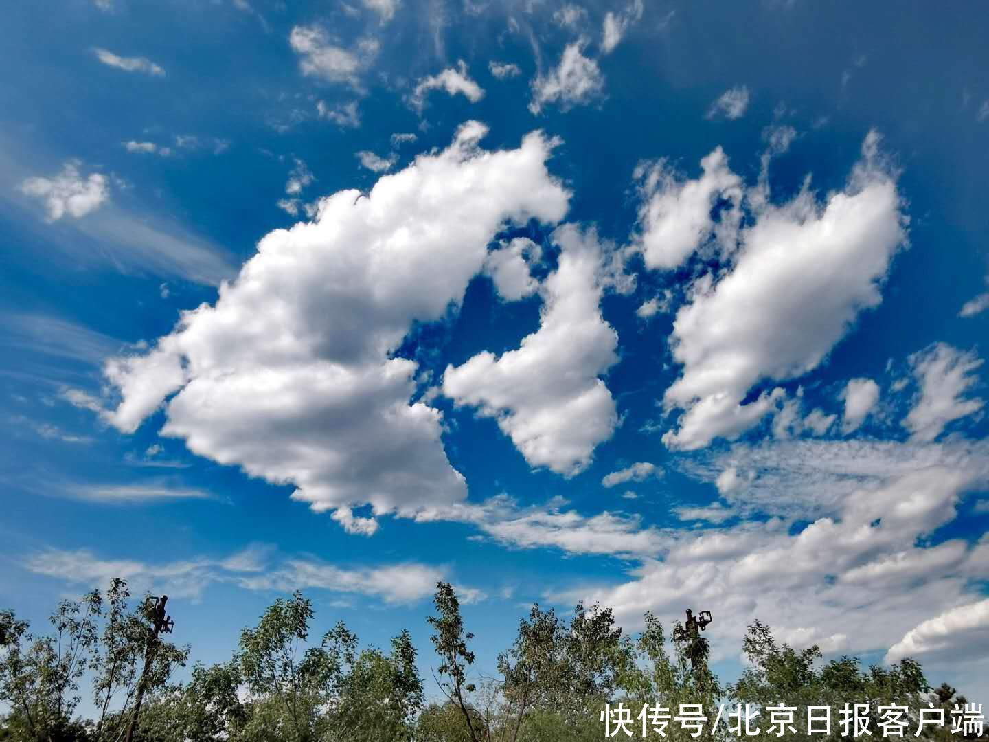 白云 美！今天的北京，天空湛蓝剔透，白云如絮似雪