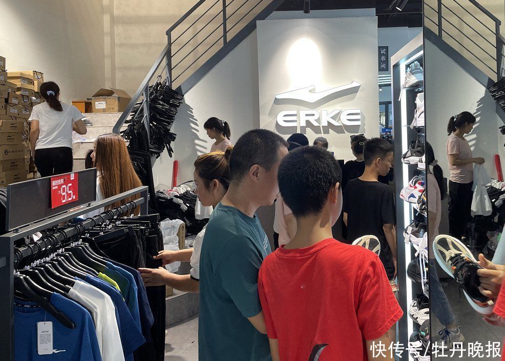 茂业百货|销量暴增！记者探访菏泽多家鸿星尔克专卖店……