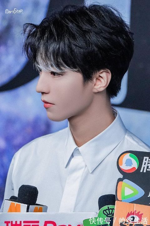 王俊凯、刘昊然综艺开录，却因航班惹争议，网友质疑他们耍节目组