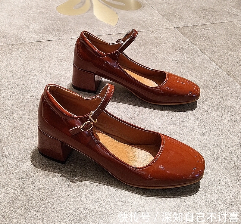 高跟鞋时尚又百搭，出门拜年穿上，流露出时尚魅力