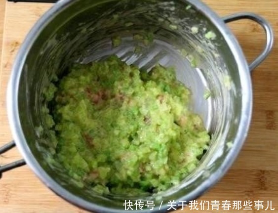 不管炸什么丸子,调馅时多加一勺它,保证膨松酥脆,好吃不油腻