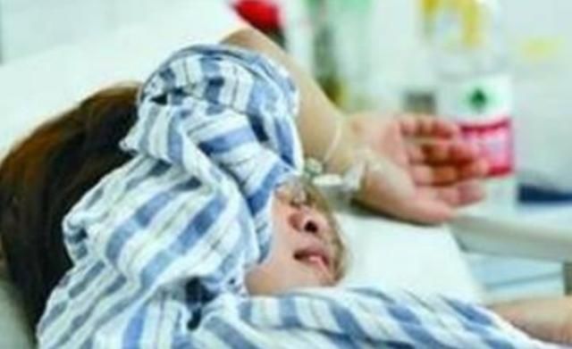 二胎政策|52岁产妇生出“三胞胎”,看到娃后却崩溃大哭,医生有点尴尬