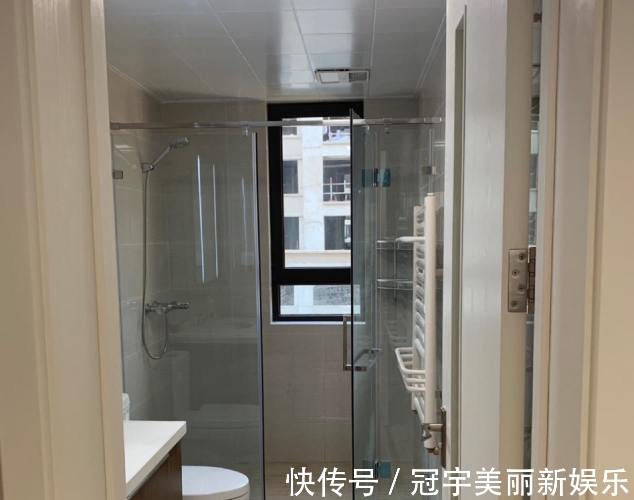 主卧|等了两年精装房终于交付,装修还不错,有阳台的房间给儿子住!