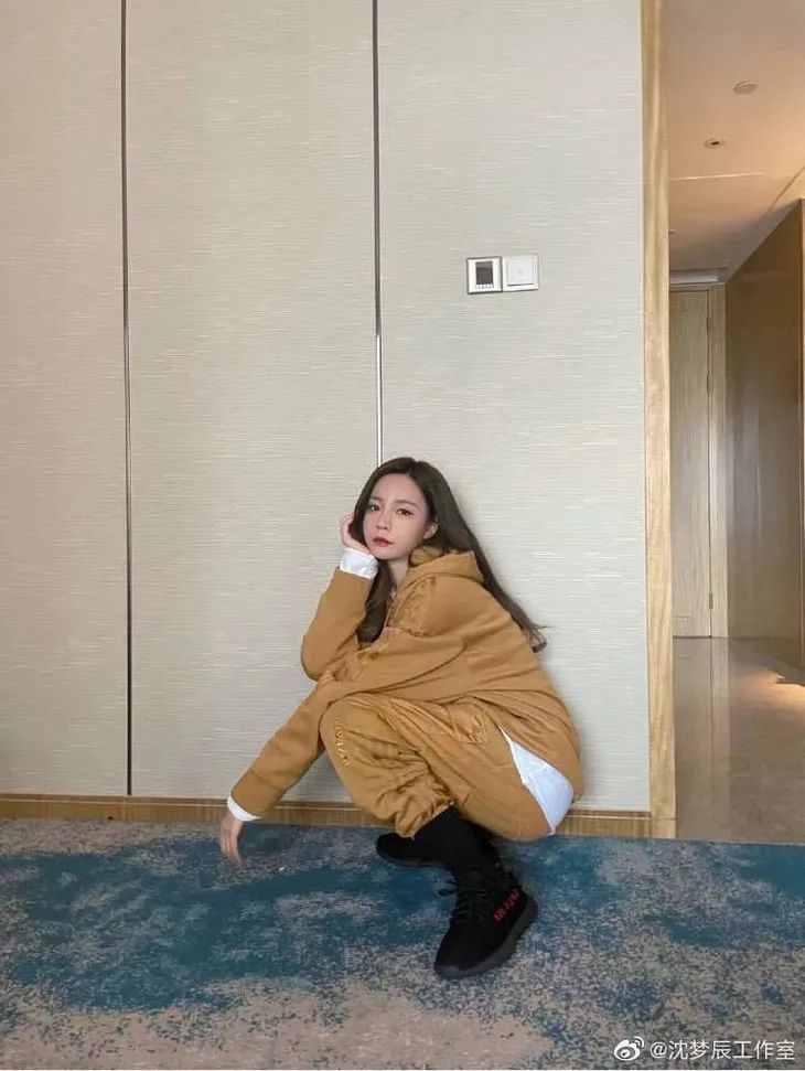 肉丝,别以为我没看出来你穿睡裤出门|下周穿什么 | 肉丝