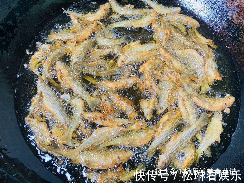 吃肉|小河鱼最好吃的做法，简单美味，下酒又补钙，比吃肉还过瘾！