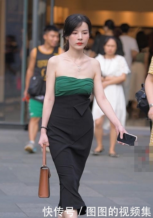 路人街拍,小姐姐绿色抹胸搭配黑色高腰半身裙,很是温柔性感