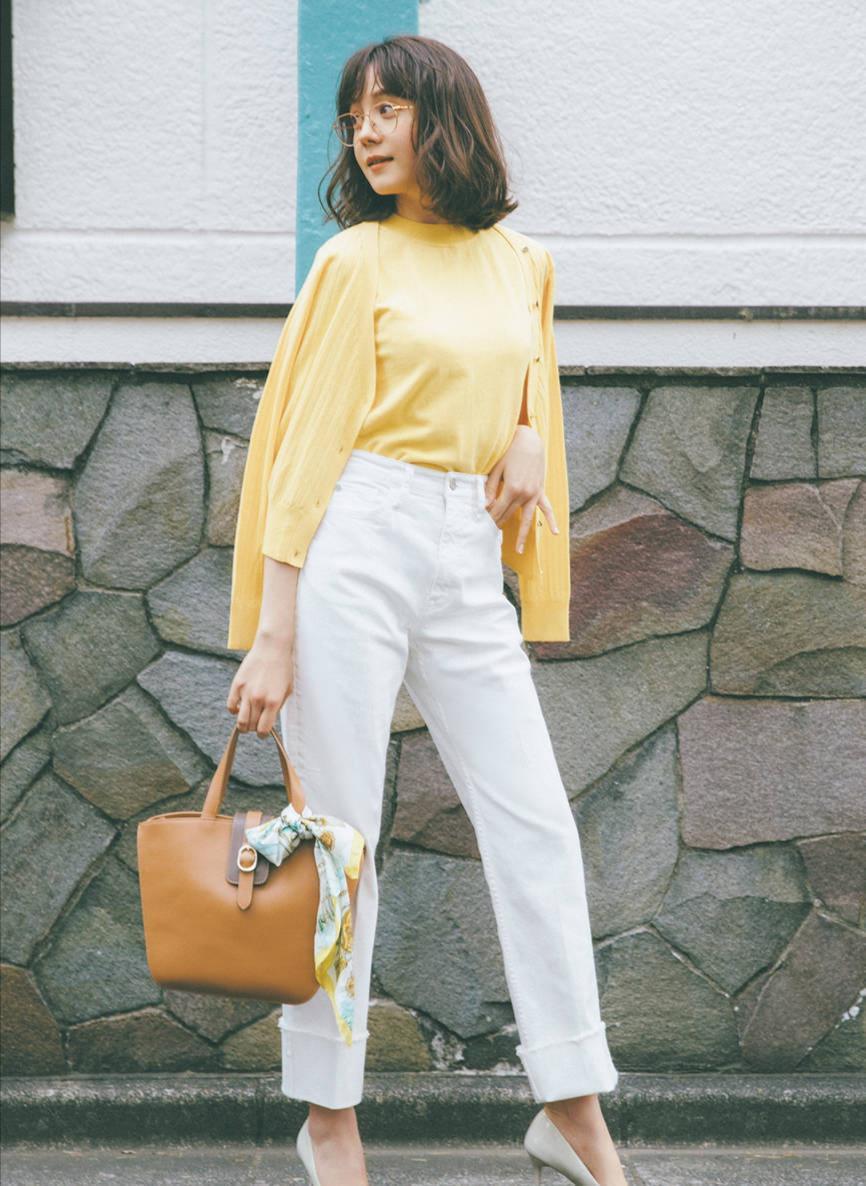 丝巾别只系在脖子上! 系在腰上绑在包上才别致, 时尚吸睛还高级