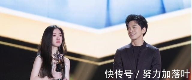 原来伍珂玥和单依纯都参加过《我想和你唱》,当时伍珂玥叫伍翠华