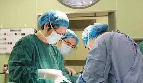 男孩|为要男孩,46岁产妇拼三胎,剖腹产后得了儿子,但全家人希望幻灭