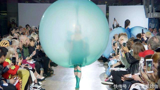 不料|女模特只穿“气球”走秀,不料气球“泄气”,脱掉瞬间全场瞪直眼