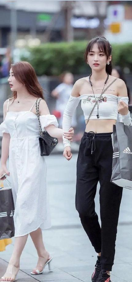 一字领印花露肩T恤简洁而百搭, 穿出酷酷的感觉, 走出优雅的气质