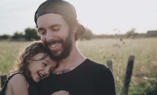 小孩|两小孩不慎落水,爸爸先救自己儿子惹非议,霸气回怼让人哑口无言