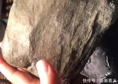 皮壳|花3万5买下一块原石,却连手镯都取不出,只能勉强做几块牌子