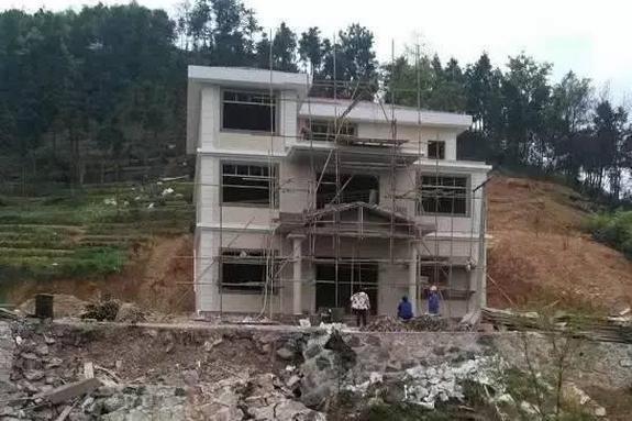 全村|花35万回老家盖房,三层别墅人人羡慕,一场暴雨我成了全村笑话