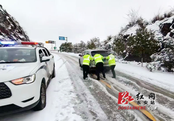 东安交警浴|东安交警浴“雪”保畅安