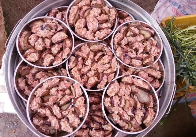 农村|带城里媳妇回农村喝喜酒,花了30份子钱,一上菜她哭了