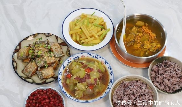 带鱼|花一个小时给初中生准备午餐,简单可口有食欲,比学校的营养餐强