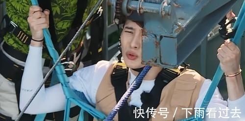 秋千|王嘉爾勇敢挑戰(zhàn)懸崖秋千，注意俯視鏡頭下的手，害不害怕一目了然
