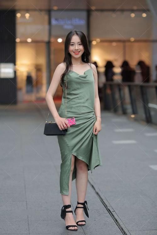 草绿色 红色的连衣裙，荷叶边的裙摆柔美减龄，无袖的设计清凉无比