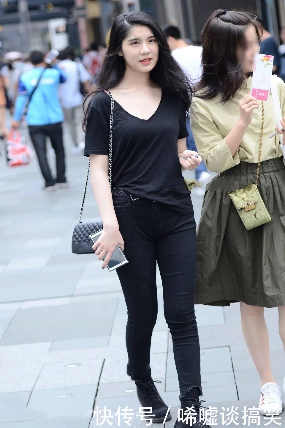 街拍:白色和黑色衣服永远都是最容易搭配的衣服