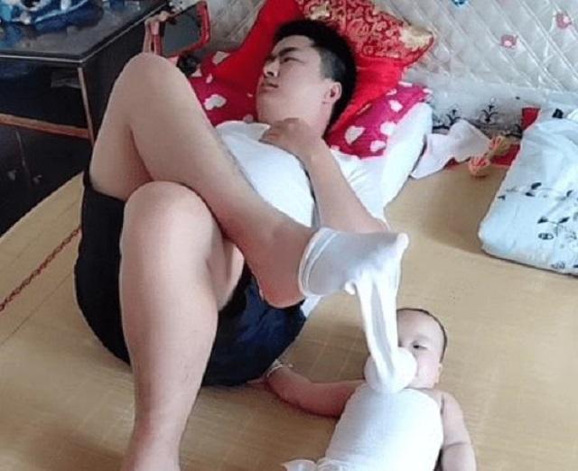 爸爸|“佛系奶爸”走红网络,用“臭袜子”给孩子喂奶,宝妈哭笑不得