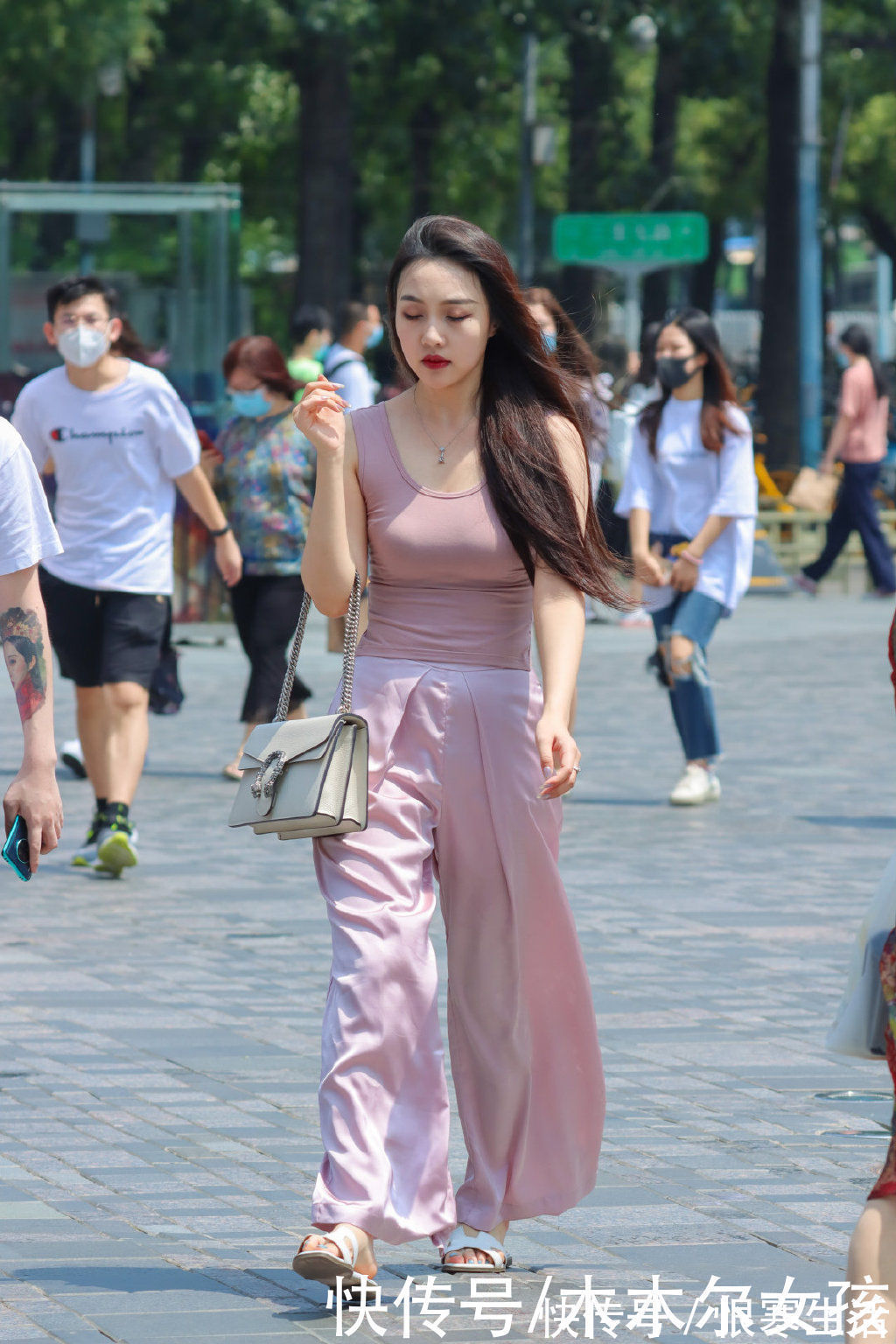 小姐姐|清新又减龄的粉色搭配，背心配阔腿裤，时髦又高级让美丽脱颖而出