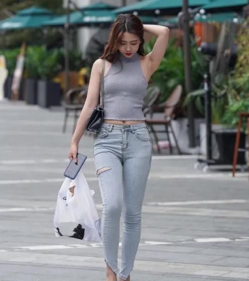  小姐姐|时尚挂脖T恤，搭配修身牛仔裤，绽放出女生特有的魅力