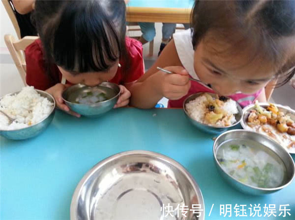 家长群|幼儿园老师把孩子的伙食照发到家长群里炸锅了,怪不得回家不吃饭